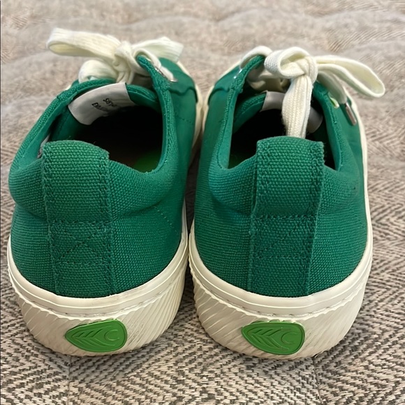 Cariuma Green Canvas Sneakers with White Laces size 6 - Picture 3 of 8